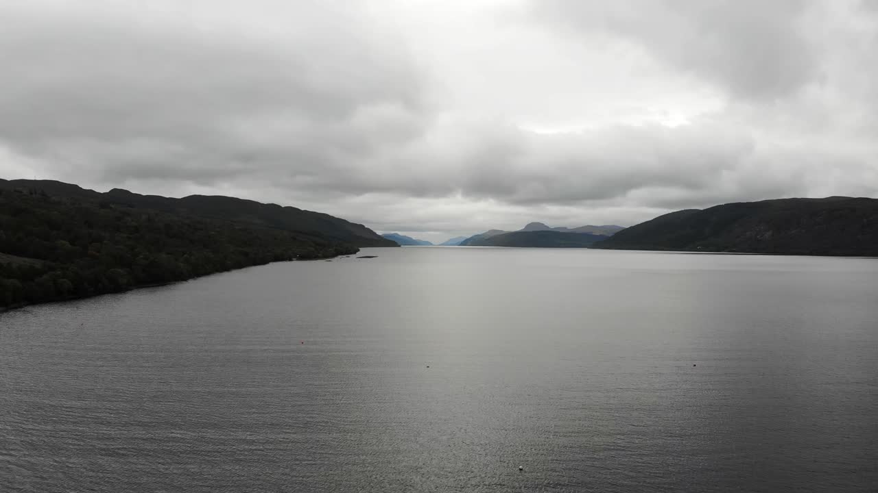vista aérea sobre las aguas del lago ness con nubes por encima