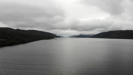 Luftaufnahme-über-Dem-Wasser-Von-Loch-Ness-Mit-Wolken-Am-Himmel