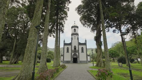 Einschuss-Der-Kirche-Sao-Nicolau,-Sete-Cidades,-Azoren,-Portugal