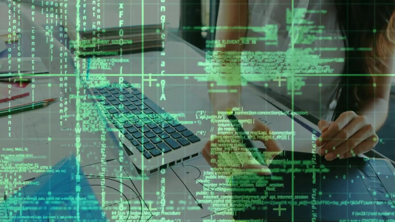 Una dirigente sta usando una tavoletta grafica e un laptop in un ufficio.