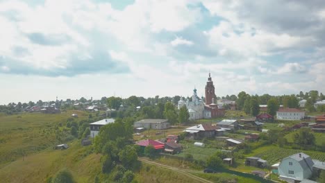 pueblo ruso con iglesia