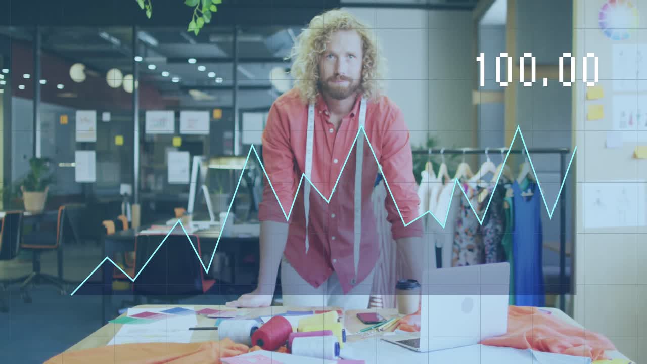 анимация обработки данных над кавказским бизнесменом, работающим в офисе