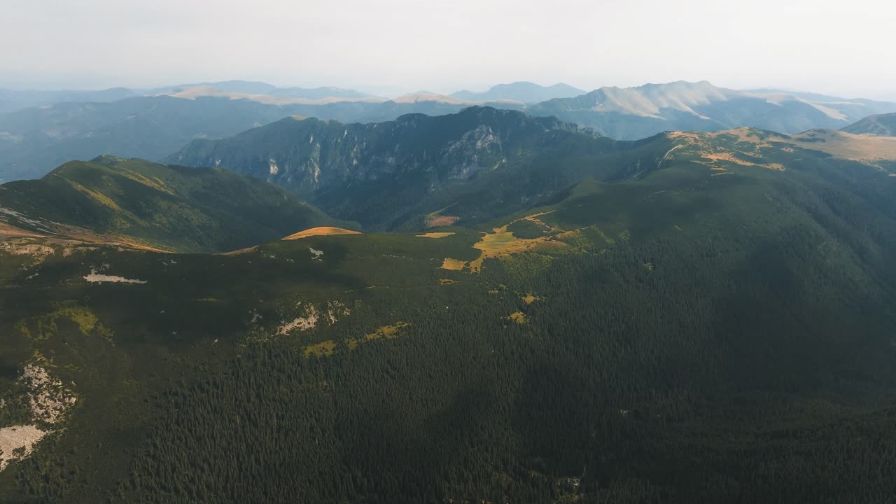 vista aérea de las majestuosas montañas