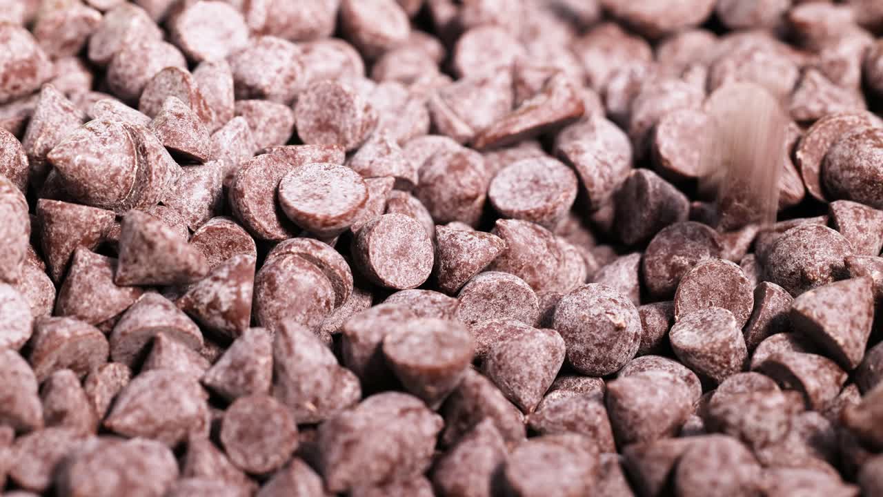 초콜릿 이 무더기로 떨어지고 정착합니다.