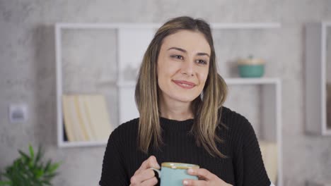 Frau-Trinkt-Heißen,-Frischen-Kaffee-Und-Duftet-Nach-Kaffee.