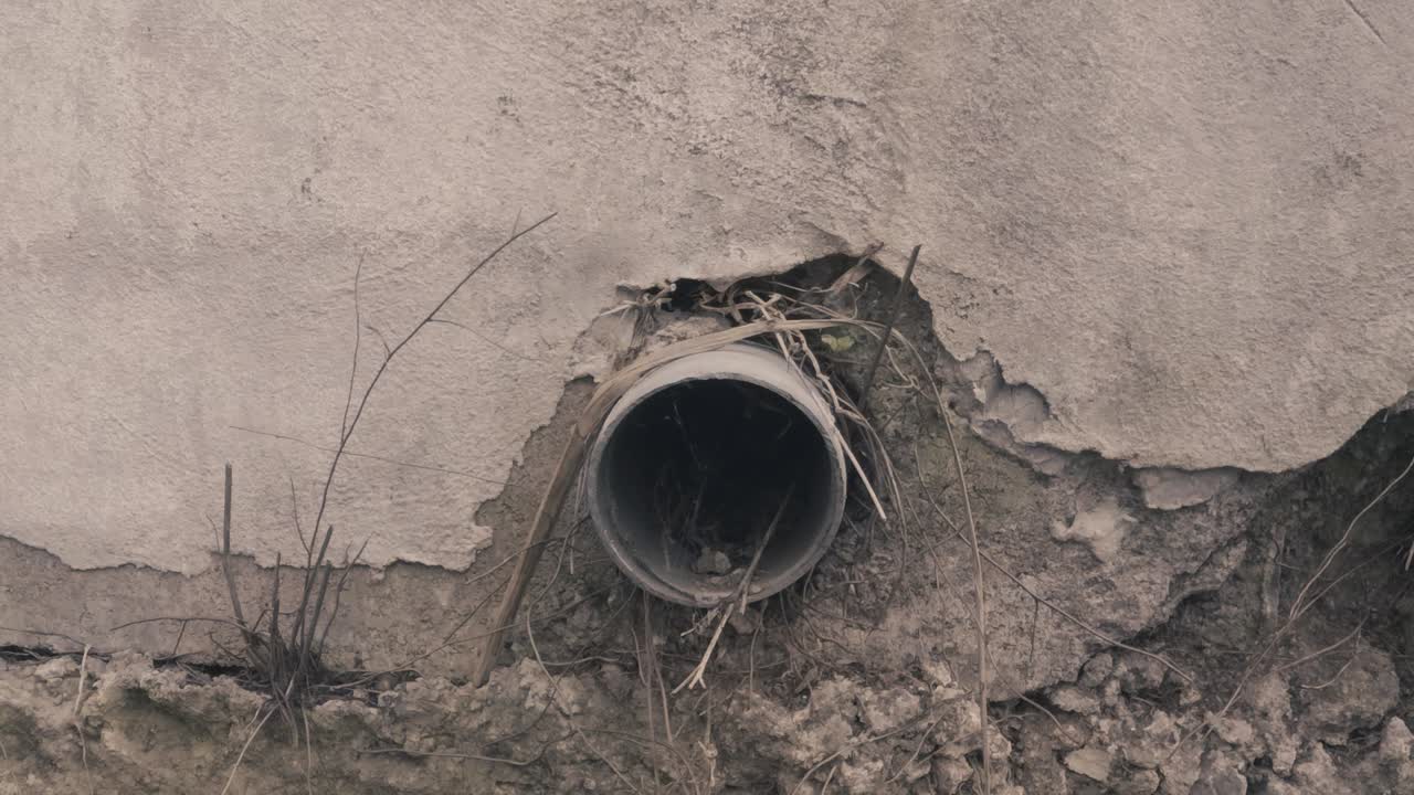 건물 측면의 노출된 파이프 배수구에서 빼내기