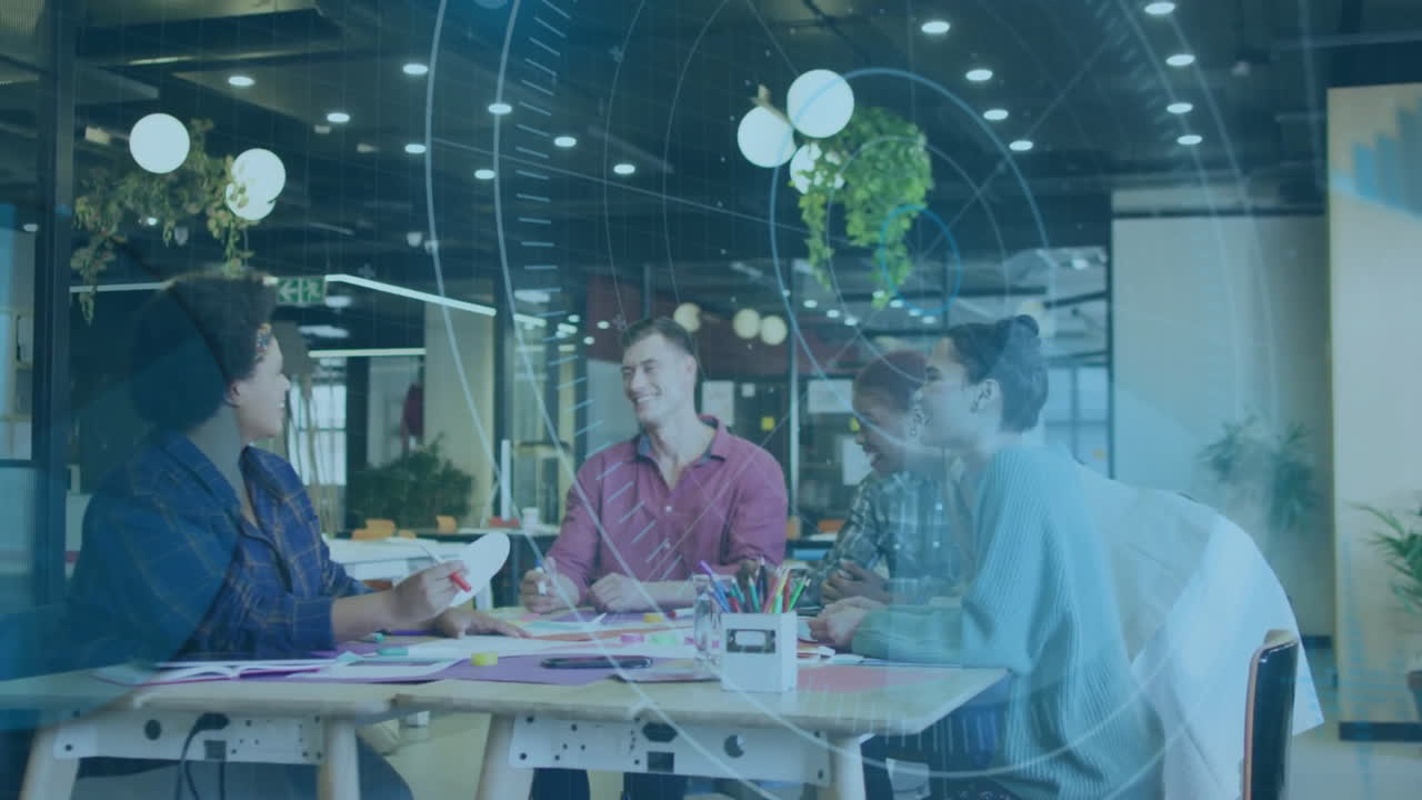 animación del alcance y el procesamiento de datos sobre diversas personas de negocios en la oficina