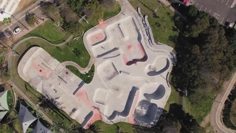 gran parque de patinaje con césped y árboles alrededor - toma de arriba hacia abajo