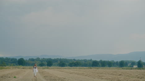 Nachdenkliche-Frau,-Die-Auf-Einem-Feld-Spaziert