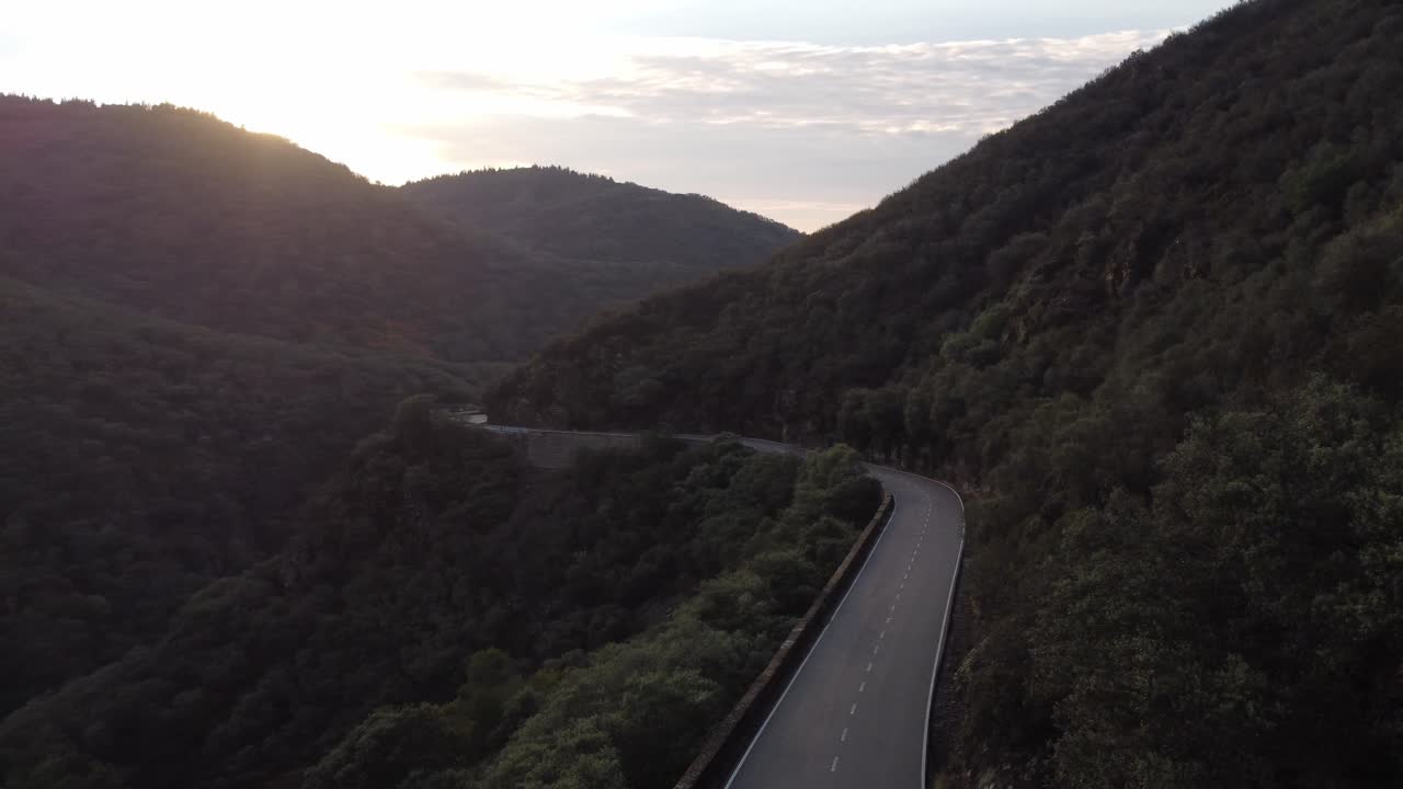 alejándose de la carretera en la vista aérea de las montañas