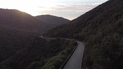 Alejándose-De-La-Carretera-En-La-Vista-Aérea-De-Las-Montañas