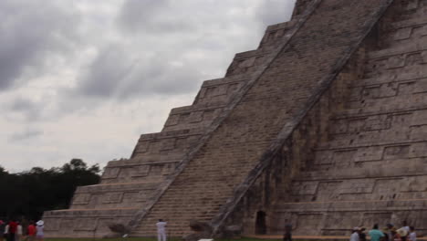 multitud en el yucatán méxico con antiguas ruinas mayas