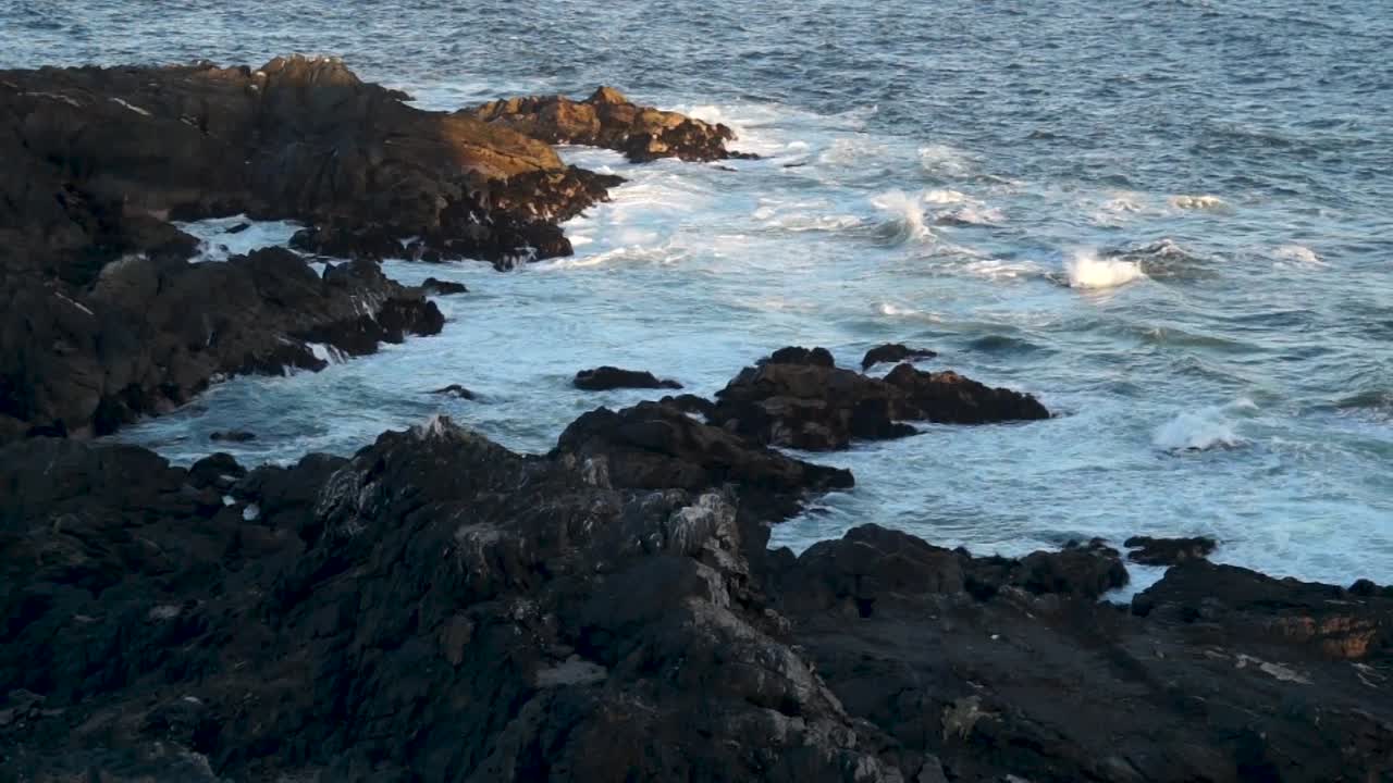 на снимке видно, как морские волны ударяются о скалы в прибрежной зоне на севере чили