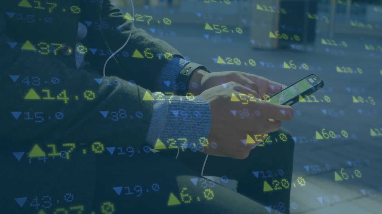 animación del procesamiento de datos financieros de un hombre caucásico usando un teléfono inteligente.