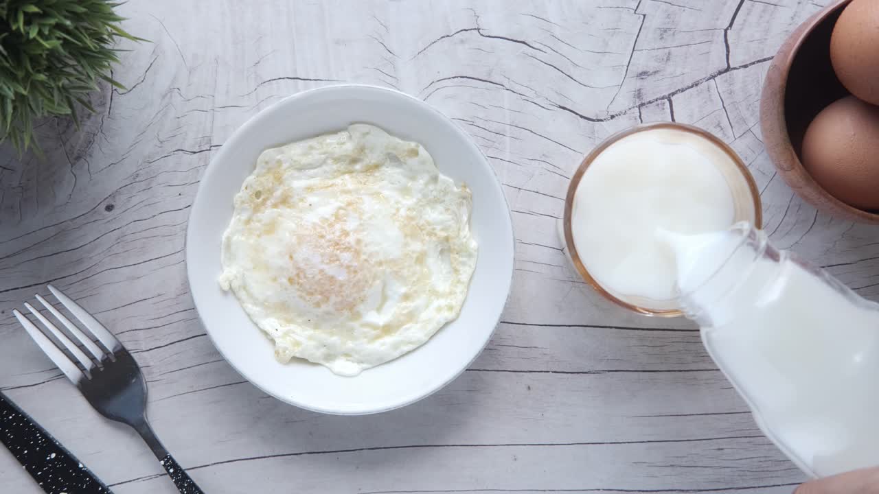 긴 달과 우유와 함께 간단한 아침 식사