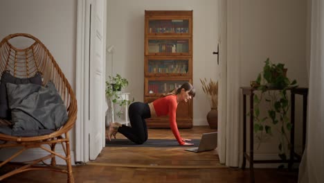 mujer practicando yoga en casa