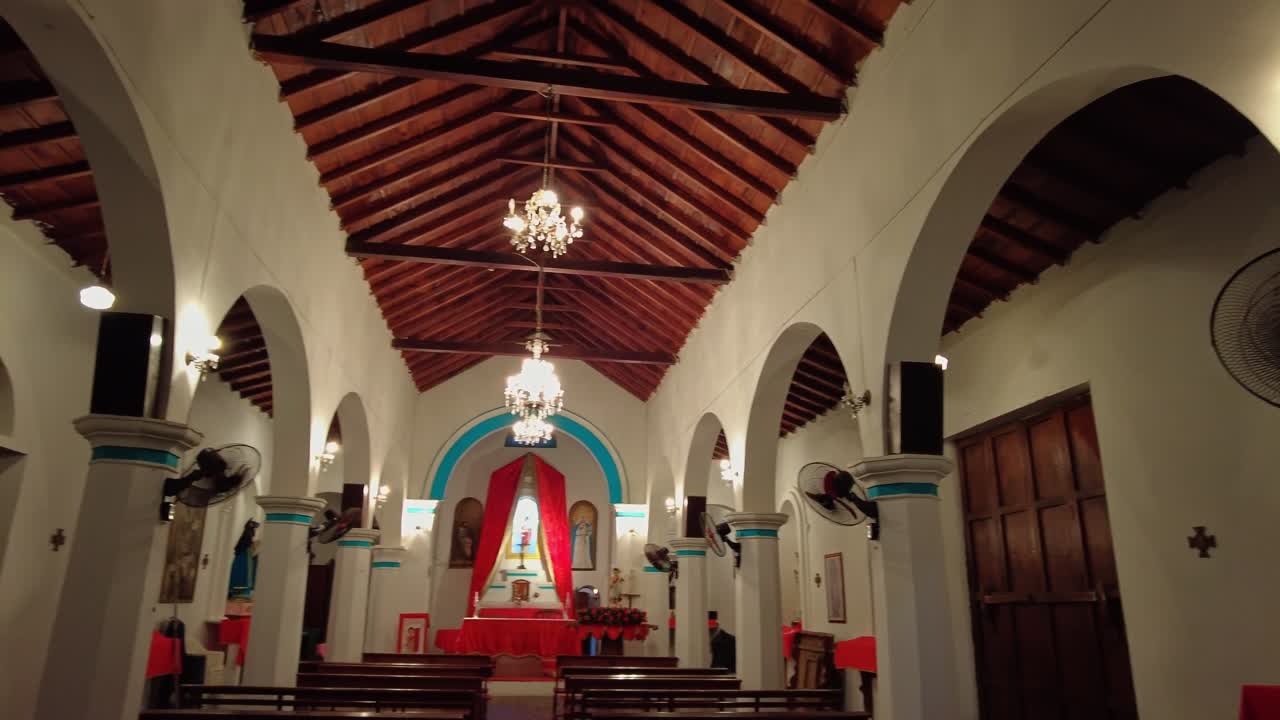 Vista panorámica de los arcos y techos interiores de la iglesia principal en Puerto Colombia, Choroní, Aragua, Venezuela.