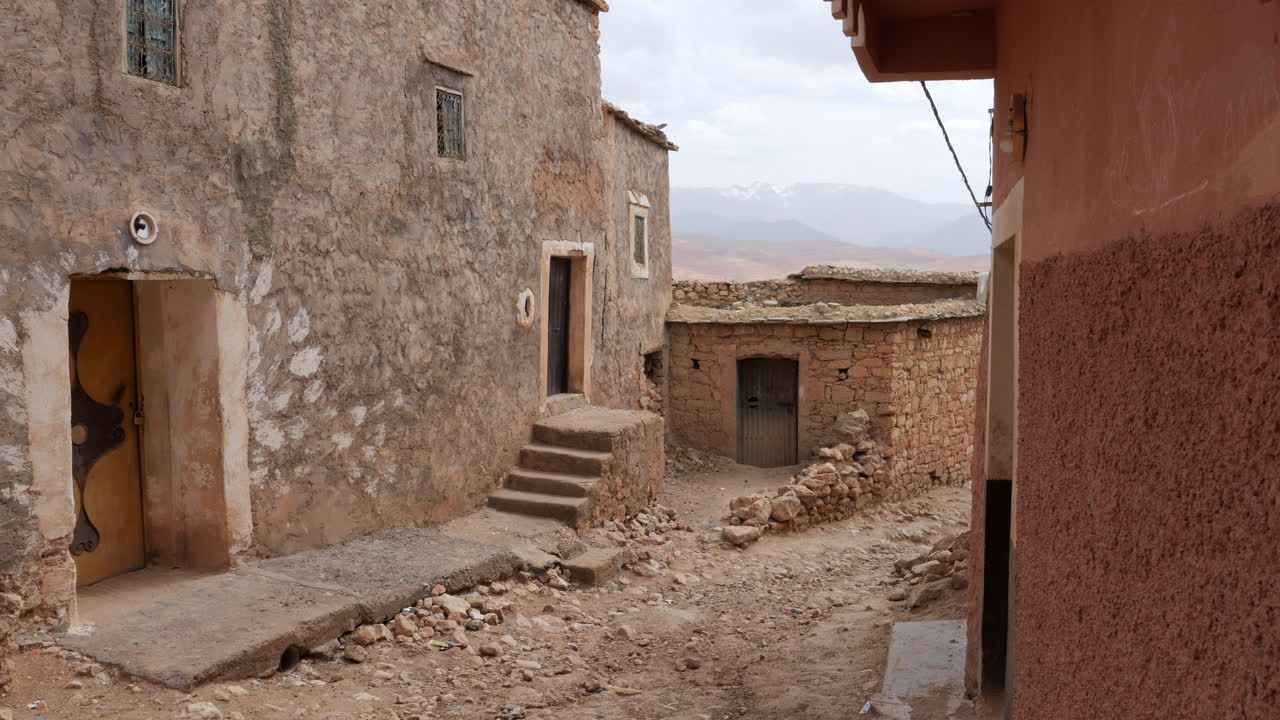 Panoramica a destra di case apparentemente abbandonate nel villaggio di Moulay Brahim, Marocco