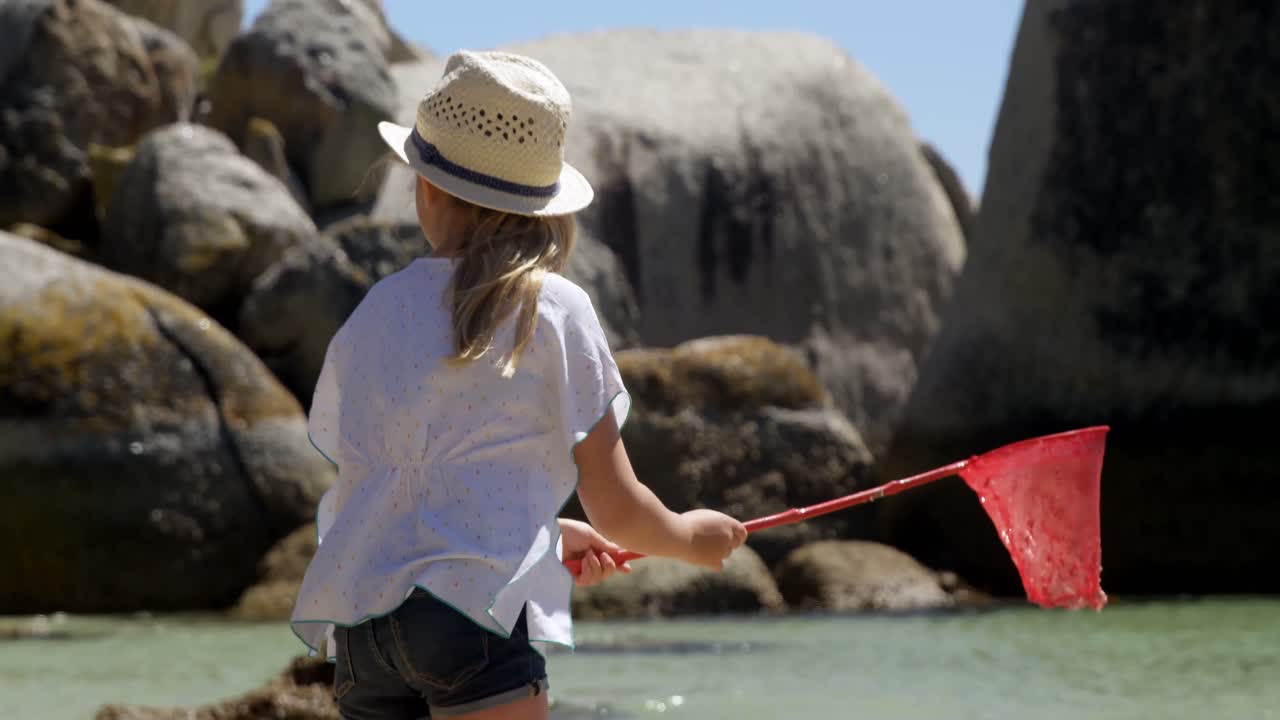 해변 4k에서 그물로  ⁇ 시하는 소녀