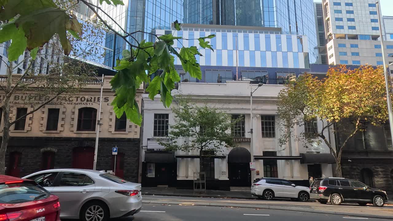 오스트레일리아 멜버른 에서 건물 을 지나가는 자동차 들