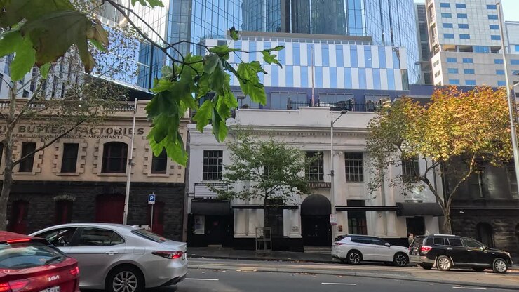 Carros passando por edifícios em Melbourne, Austrália