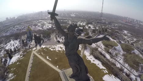 Das-Mutterland-Ruft-Die-Statue-Auf-Dem-Luftbild-Des-Mamajew-Hügels-An