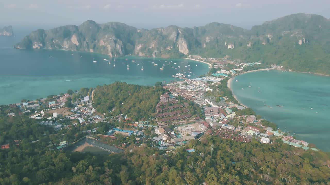 태국 피 피 돈 섬의 톤사이 마을과 톤사이 만의 드론 영상