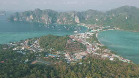 imágenes de drones de la aldea de tonsai y la bahía de tonsai en la isla de phi phi don, tailandia