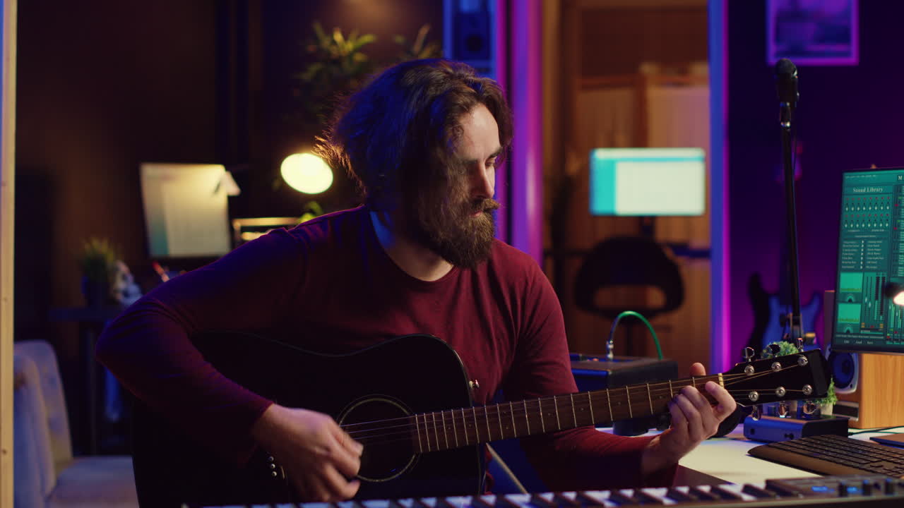 joven compositor tocando la guitarra y creando música