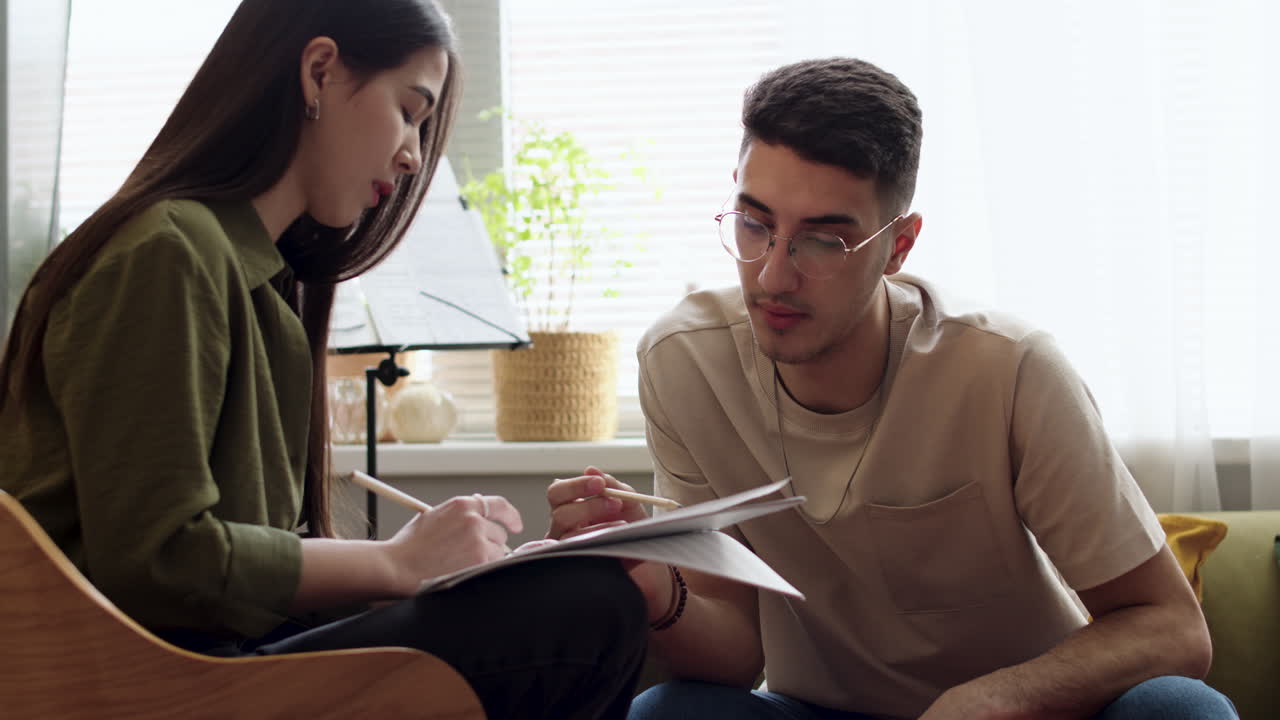 amigos componiendo en el dormitorio