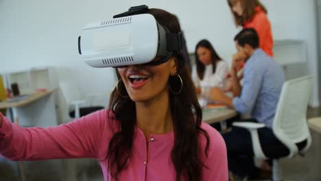 ejecutivo sonriente usando auriculares de realidad virtual