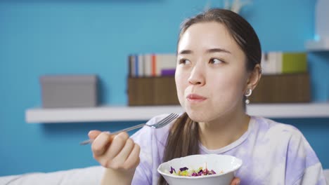 아시아의 젊은 여성은 채식주의 식단을  ⁇ 고 있습니다. 건강과 식단 계획.