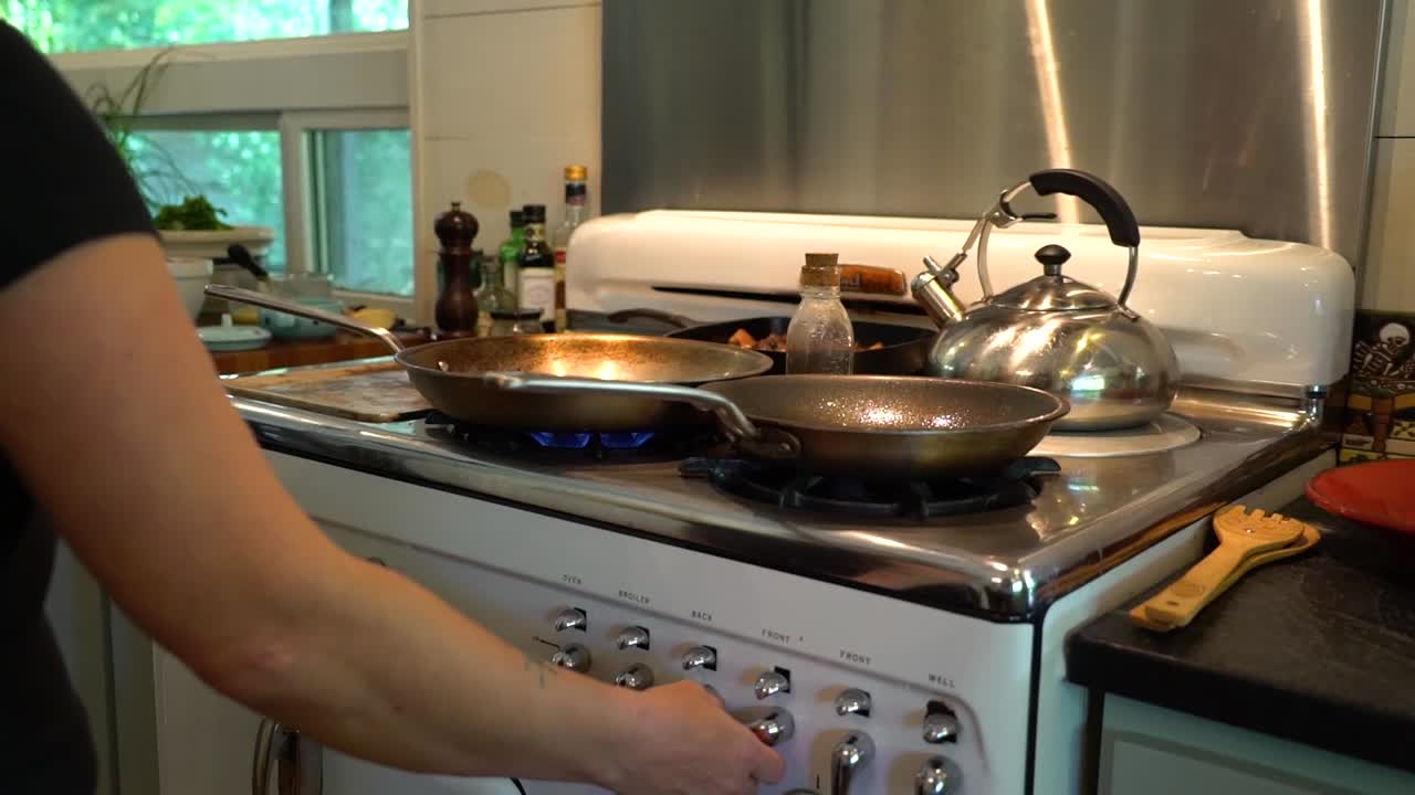 사람이 난로를 켭니다.