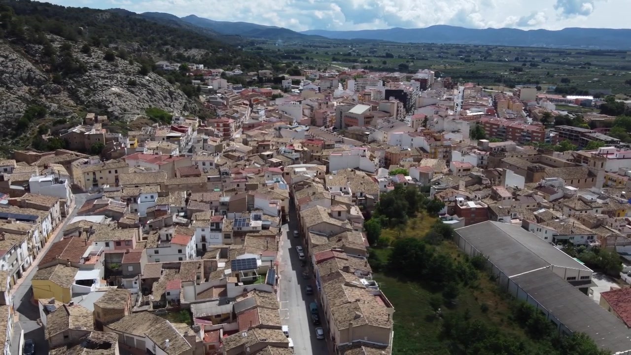 Orbitando alrededor de la localidad de Onil, con la sierra de Mariola detrás. España.