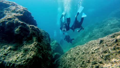 buzos con equipo de buceo natación submarina, exploración acuática del fondo marino