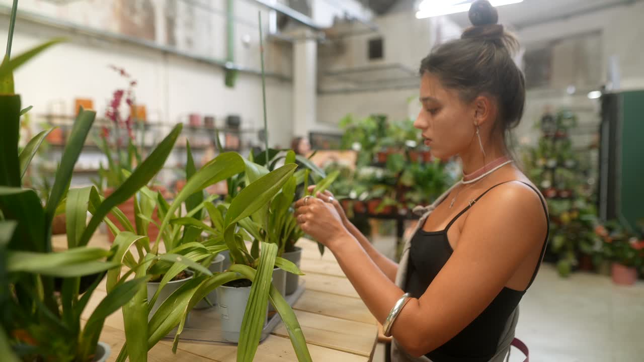 Donna che si prende cura delle piante in un garden center