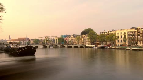 Timelapse-Del-Tráfico-Del-Canal-De-Amsterdam,-Cerca-Del-Puente-Flaco,-Países-Bajos