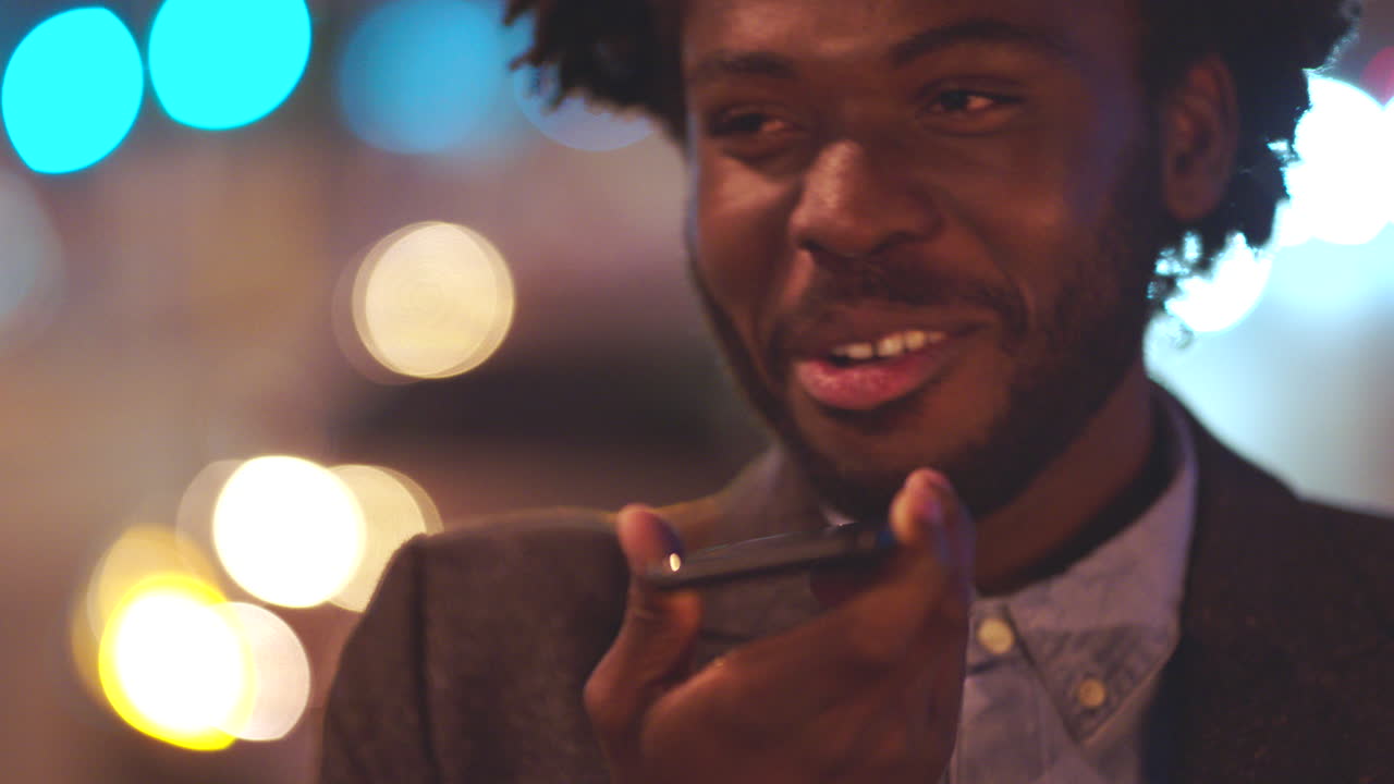 음성 메시지를 녹화 하는 여행자