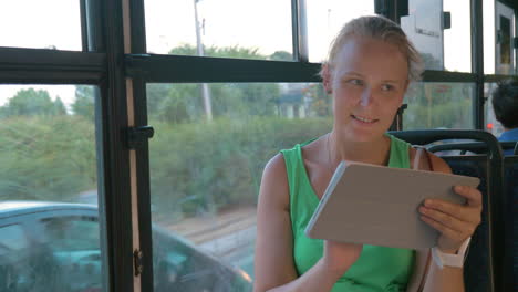 Mujer-Sonriente-Comunicándose-En-La-Plataforma-En-El-Autobús.