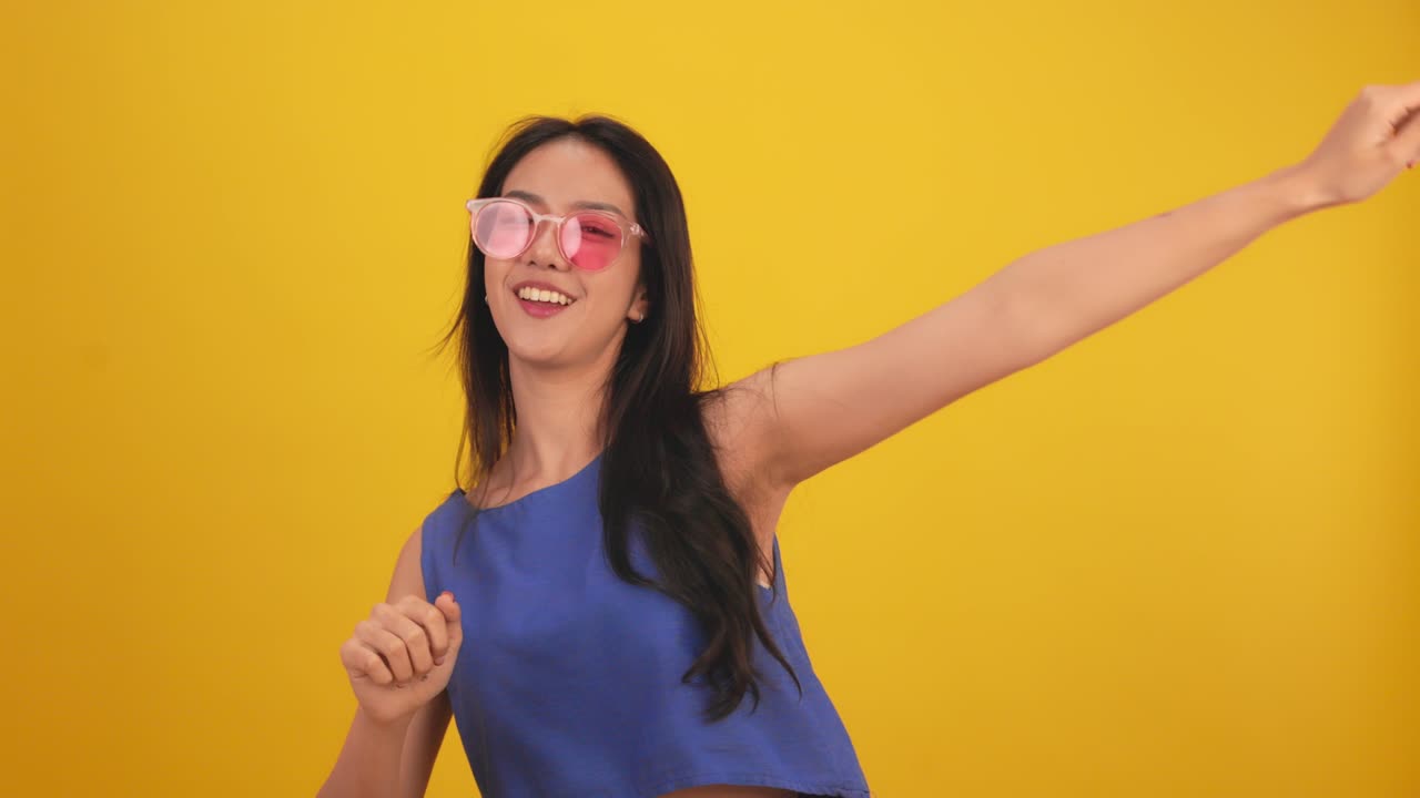 행복한 매력적인 아시아 젊은 여성은 노란색 배경에서 고립되어 춤을 추고, 쾌활한 예쁜 소녀는 태블릿 노트북과 함께 행복합니다, 온라인 음악, 미소 짓고 몸을 움직이면서 긍정적으로 음악을 따르십시오.