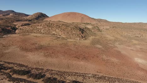 Vista-Aérea-De-La-Región-árida-Y-Montañosa-Del-Cabo-Norte,-Sudáfrica