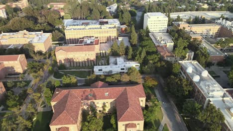 volar sobre el campus de ucla, escuela de posgrado en educación y física, vista aérea al atardecer