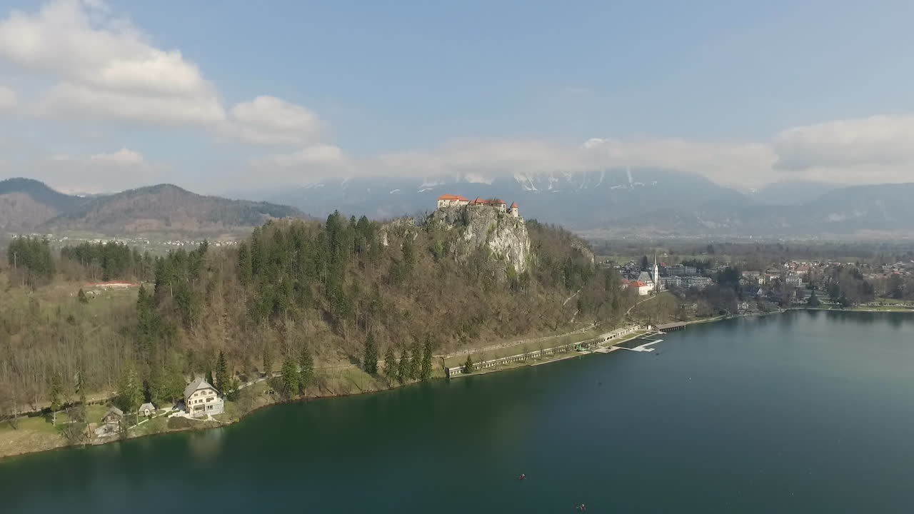 Riprese aeree del Lago di Bled con il Castello di Bled sullo sfondo