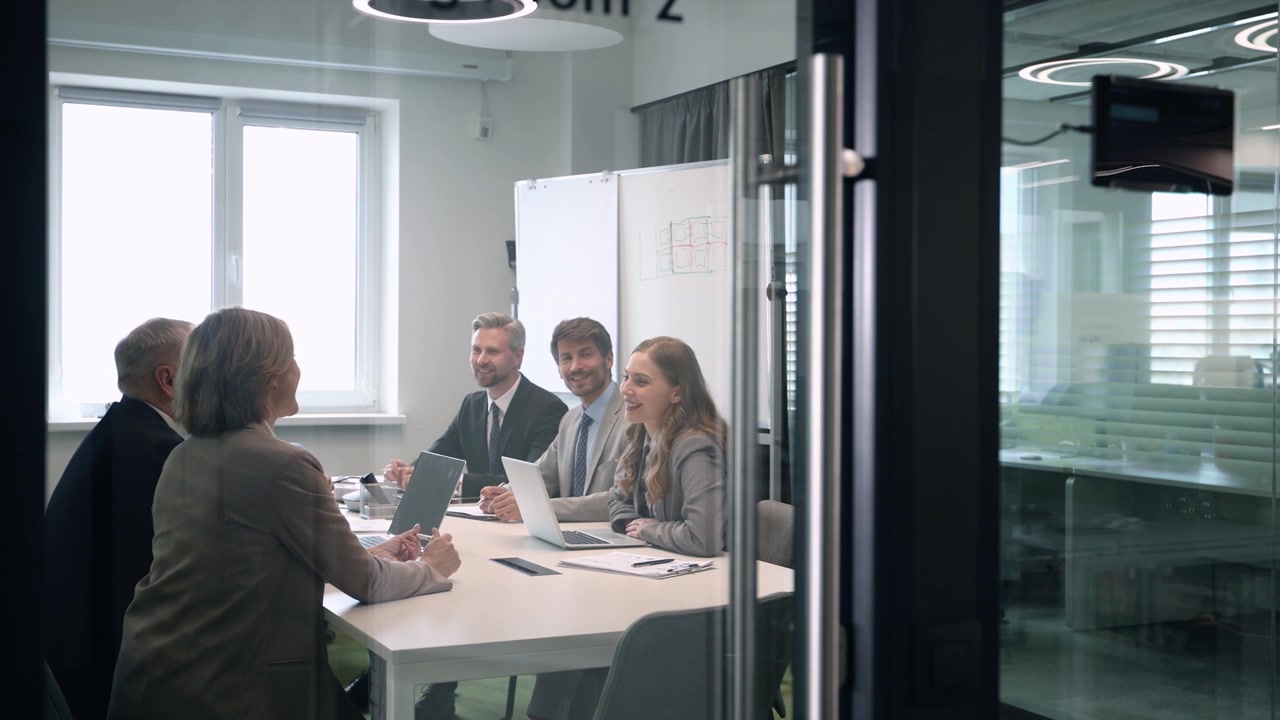 Professionisti aziendali che discutono e collaborano in una moderna sala riunioni