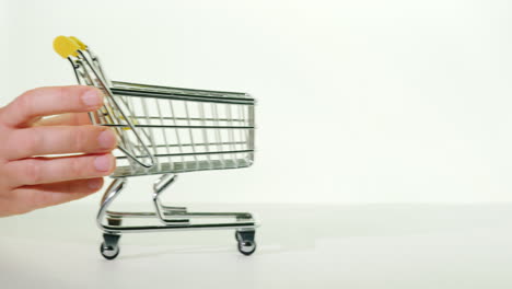 Carrito-De-Compras-Vacío-Sobre-Un-Fondo-Blanco-Concepto-De-Compra