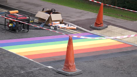 los trabajadores pintan la bandera del orgullo gay del arco iris en la carretera