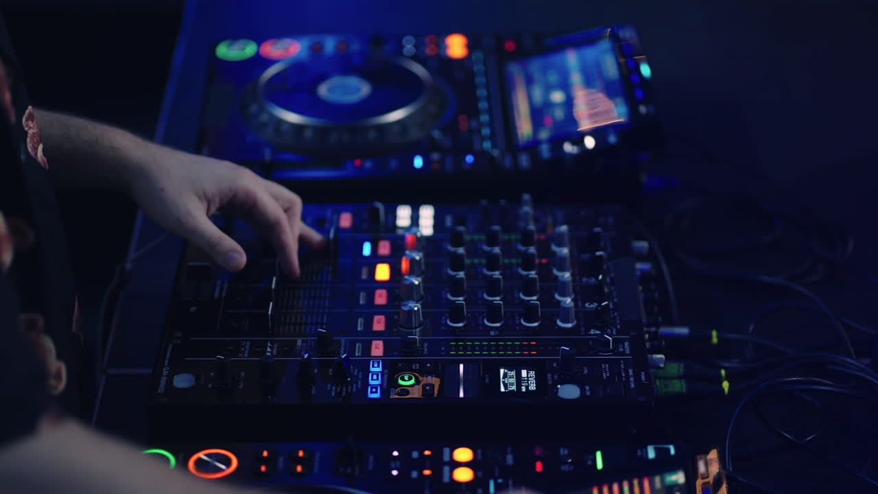 dj mezclando música en los tocadiscos