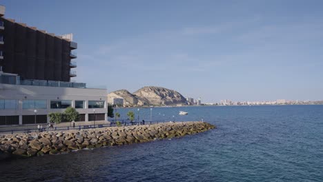 Espigón-De-La-Playa-Del-Postiguet-Con-Vistas-A-La-Costa-En-Alicante,-Costa-Blanca,-España,-Mediterráneo