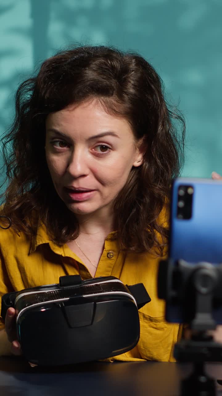 Videoblogger donna che recensisce un visore di realtà virtuale per contenuti online