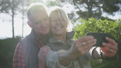 Pareja-Senior-Activa-Tomando-Fotos-En-El-Bosque